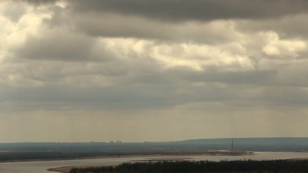 Wolken über der Wolga im Zeitraffer — Stockvideo