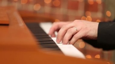 synthesizer oynarken bir adam