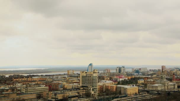 Volgograd stadsbilden med tak av hus och floden timelapse — Stockvideo