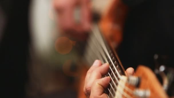 Músico tocando guitarra baixo — 图库视频影像
