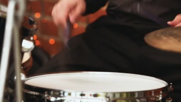 Spela med borstar på en trumma — Stockvideo