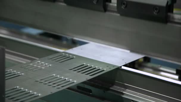 Metallverarbeitung auf cnc. CNC-Maschine bei der Arbeit. Metallurgische Produktion. — Stockvideo