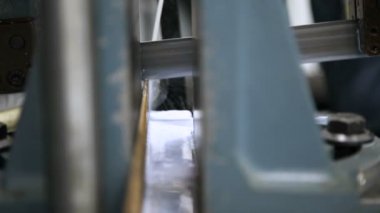 Metal işleme Cnc. Cnc makine iş başında. Metalurji üretim.