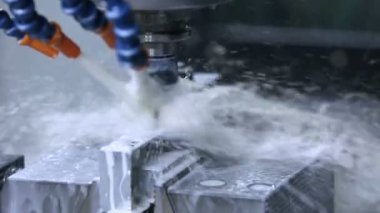 Metal üzerinde CNC hidrolik sistemi ile işleme. Metal delme