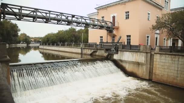 La presa en el río — Vídeo de stock