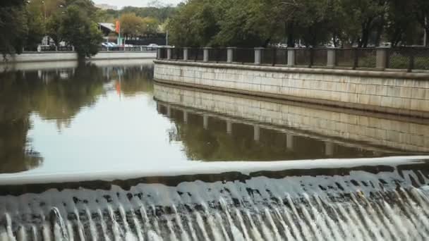 Dam op de stedelijke rivier — Stockvideo