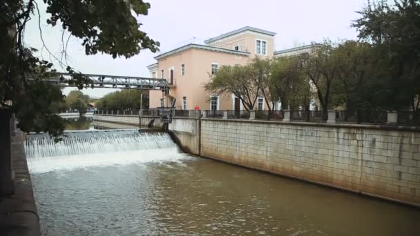 The dam on the river — Stock Video