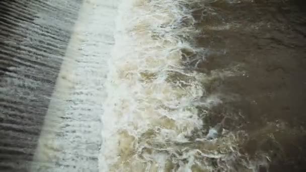 L'eau de la rivière tombe du barrage et bout — Video