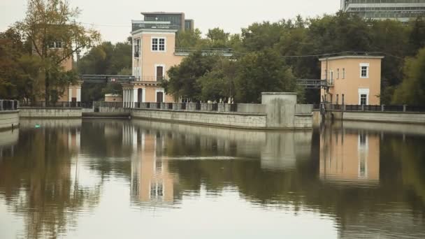 La presa en el río — Vídeos de Stock