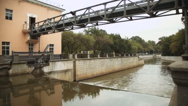 Le barrage sur la rivière — Video