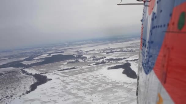 La vista desde el helicóptero en un paisaje de invierno de nieve — Vídeo de stock