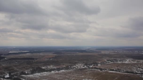 Widok z góry zimą śniegu pól i równiny — Wideo stockowe