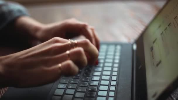 Жіночі руки на клавіатурі — стокове відео