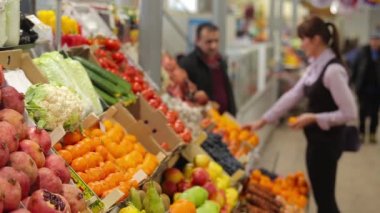 Satıcı ve alıcı sayaç meyve ile konuşmak