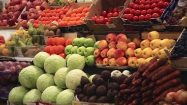 Taze sebze ve meyveler raflar