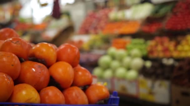 Caqui en el mercado — Vídeos de Stock