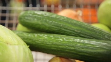 Taze uzun salatalık