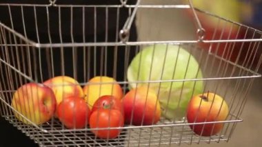 Meyve ve sebzeli alışveriş arabası.