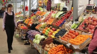 Müşteri tezgahta meyve almak ve satıcı yaklaşan