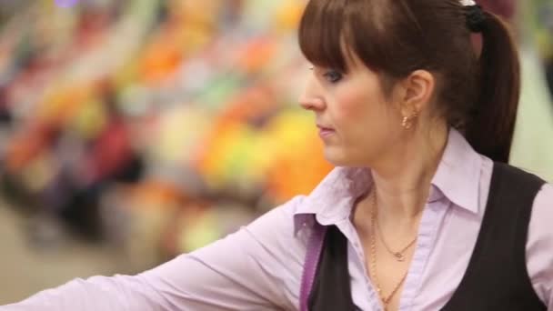 Kvinnan att välja frukt på Farmers Market och lägger till varukorgen — Stockvideo