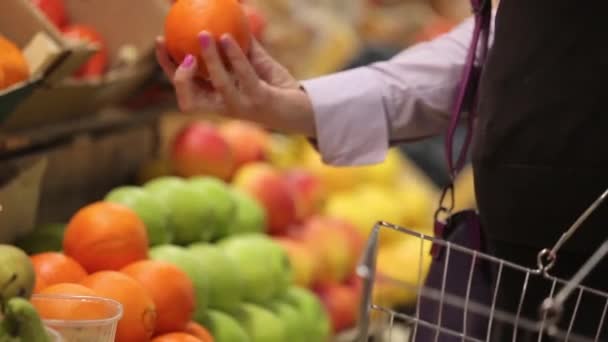 Choice frukter på marknaden — Stockvideo