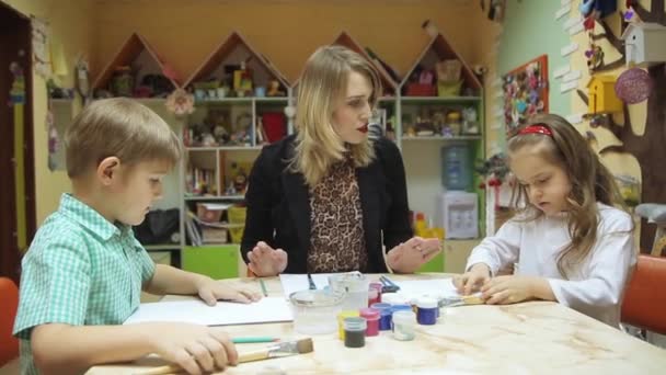 Рисунок с детьми в творческой студии — стоковое видео