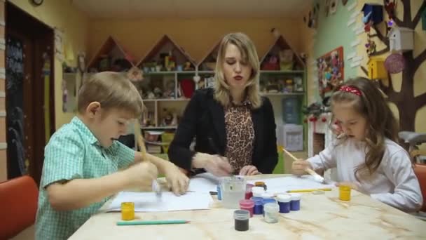 Kinder malen gemeinsam mit Erwachsenen — Stockvideo