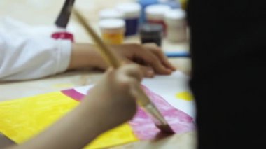 İki fırça ve boya kağıt üzerinde boya