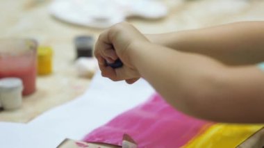 Çocuk boya bir kavanoz açar