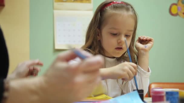 Pequeña niña dibuja — Vídeo de stock