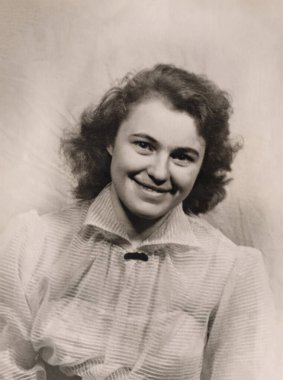 Voronezh, SSCB - 10 Ekim 1959: şehvetli bakışlı, gülümseyen genç bir esmerin klasik portresi. Retro fotoğraf.