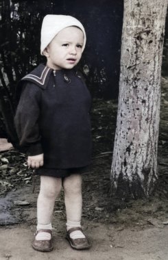 Ağacın yanındaki Panama şapkalı küçük bir çocuğun portresi. SSCB. Antika 1961.