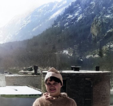 Kayak kampındaki eğitimden sonra genç bir bayan sporcunun klasik portresi. Tiberda, SSCB. 1985 'ten eski bir fotoğraf.