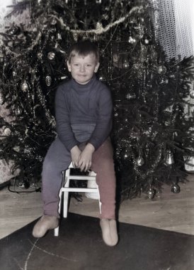 Noel ağacının yanında altı yaşında bir çocuğun klasik portresi. 1972 'de çekilmiş bir fotoğraf..