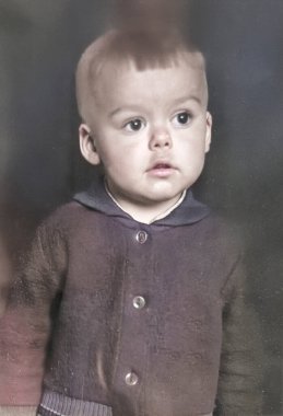 Üç yaşında tatlı bir çocuğun, geniş gözlü ve şaşırtıcı bir şeye bakarken çekilmiş klasik bir portresi. 1970 'lerden kalma eski bir fotoğraf..