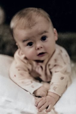 Sevimli bir çocuğun klasik portresi. Çocuk hareket etmeyi öğreniyor. 1968 'den eski bir fotoğraf.