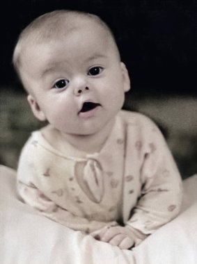 Şirin bir çocuğun klasik portresi. Çocuk hareket etmeyi öğreniyor. 1968 'den eski bir fotoğraf.