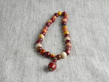 Çuval bezi arka planında mukait Jasper 'dan yapılmış dua boncukları. Bu 33 boncuklu tespih geleneksel olarak Hıristiyan ve İslami ibadetlerde kullanılır.