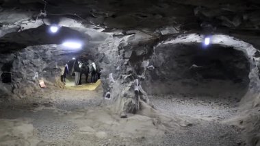 Misiones, Arjantin - 23 Haziran 2025: Misiones, Arjantin 'deki Minera Vanda Madenleri. Kuvars madenlerinin içi. Minera Vanda dünyaca ünlü bir mücevher madenidir..