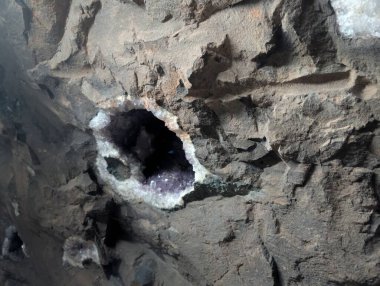 Misiones, Arjantin 'deki Wanda madenlerinde tavanda bir ametist jeot..