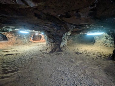 Misiones, Arjantin - 23 Haziran 2025: Misiones, Arjantin 'deki Minera Vanda Madenleri. Kuvars madenlerinin içi. Minera Vanda dünyaca ünlü bir mücevher madenidir..