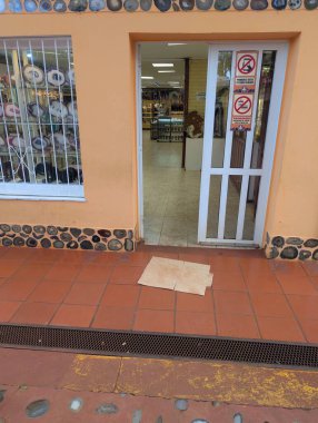 Misiones, Arjantin - 23 Haziran 2025: Minera Wanda ya da Arjantin 'deki Wanda Madenleri. Mineral dükkanına giriş..