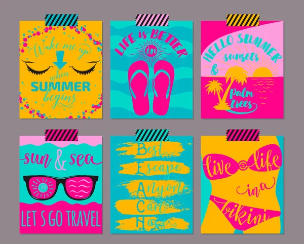 Jogo de vetor de cartões de verão brilhantes. Belos cartazes de verão com chinelos, palma, maiô, pôr do sol, óculos de sol e texto escrito à mão. Jornal cartão bonito . —  Vetores de Stock