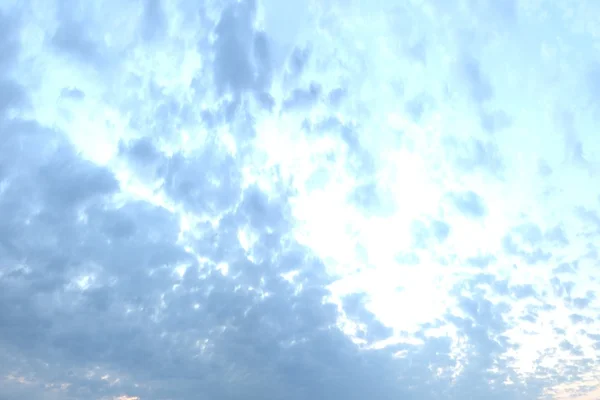 Ciel avec nuages en mouvement. Belle rendu 3D — Photo