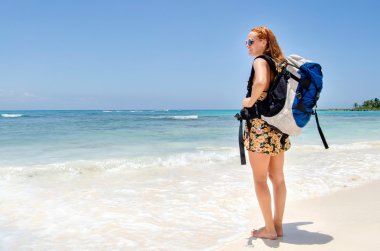 Backpacker kız plajda