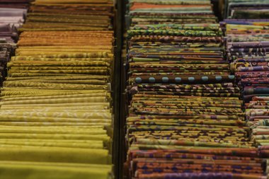 birçok renkte kumaş katlanmış yığılmış