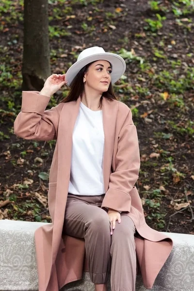 Bella Donna Elegante Seduta Una Panchina Del Parco Leggere Libro — Foto Stock