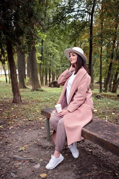 Ragazza Con Cappello Cappotto Rosa Una Panchina — Foto Stock