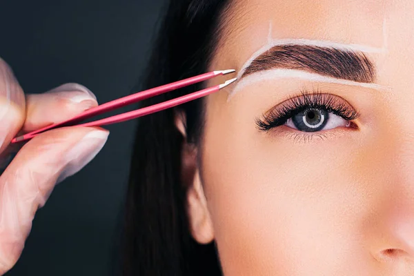 Browist Fait Correction Des Sourcils Avec Une Pince Épiler Images De Stock Libres De Droits