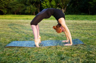 Kız halının üzerinde sağlıklı bir atletik vücut kavramı yaratıyor. Reklam alanı